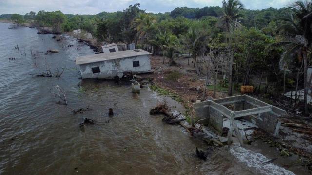 Mar avança sobre casas no México