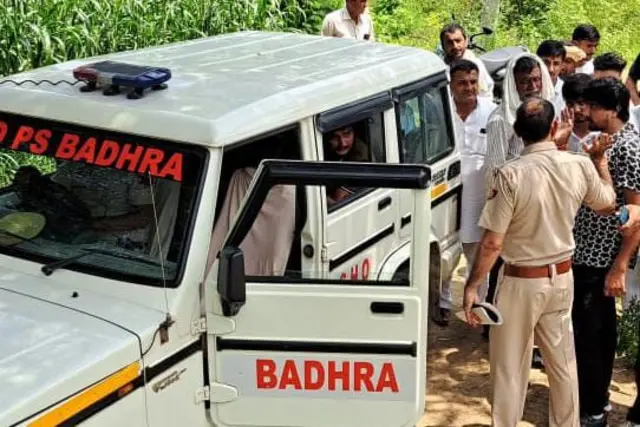 घटनास्थळी चौकशी करणारे पोलीस.