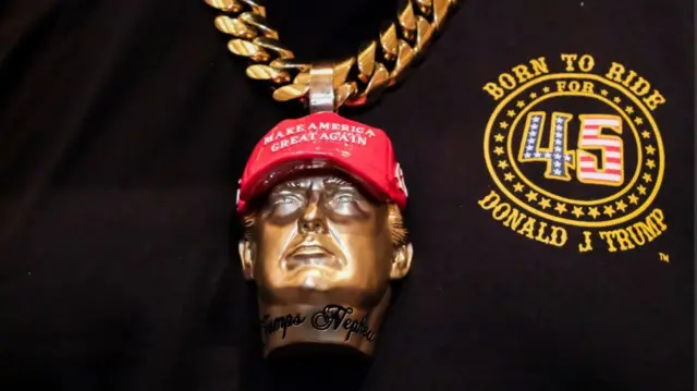 डोनाल्ड ट्रंप के समर्थक ऐसे लॉकेट पहनकर प्रचार कर रहे हैं