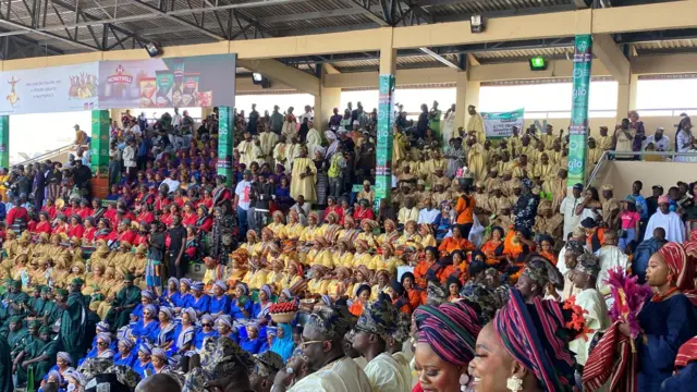 Awọn ero to ro dẹdẹ kan dudu nibi ayẹyẹ Ojude Oba.