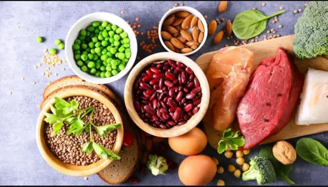 Fiitamiinada B waxaa laga helaa dhammaan noocyada cuntooyinka, laga bilaabo khudaarta iyo digirta ilaa hilibka, kalluunka iyo caanaha.
