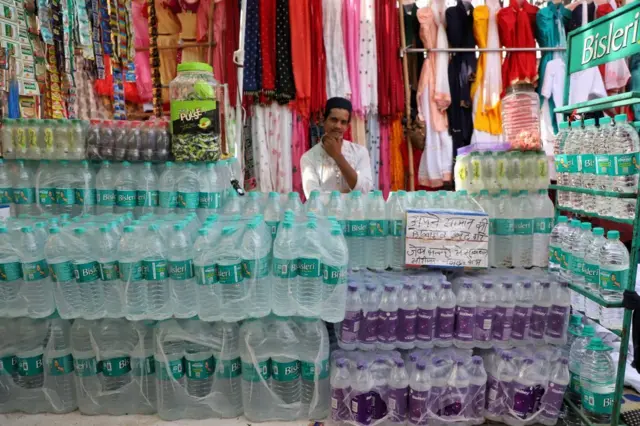 પ્રતીકાત્મક તસવીર પ્રતીકાત્મક તસવીર પાણીની બૉટલ પાણી બિસલરી મિનરલ વૉટર ભાવવધારો ઈરાન યુદ્ધ પ્લાસ્ટિક બૉટલ બીબીસી ગુજરાતી ગુજરાત