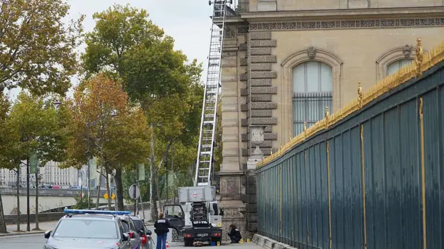 La escalera mecánica extendida hasta un balcón exterior de la Galería de Apolo del Louvre.