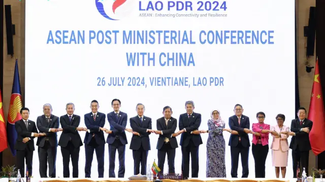 တရုတ်နိုင်ငံခြားရေးဝန်ကြီး မစ္စတာဝမ်ယီနဲ့ အာဆီယံနိုင်ငံတွေရဲ့ ကိုယ်စားလှယ်များ