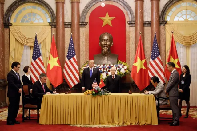 Ngày 27 tháng 2 năm 2019, Tổng thống Mỹ Donald Trump (giữa trái) và Tổng Bí thư Nguyễn Phú Trọng (giữa phải) chứng kiến lễ ký kết giữa Chủ tịch Bamboo Airways Trinh Văn Quyết (thứ 3 từ phải sang) và Chủ tịch kiêm Giám đốc điều hành Boeing Kevin McAllister (thứ 3 từ trái) tại Phủ Chủ tịch.