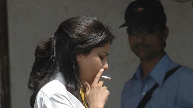  સિગારેટ મહિલા