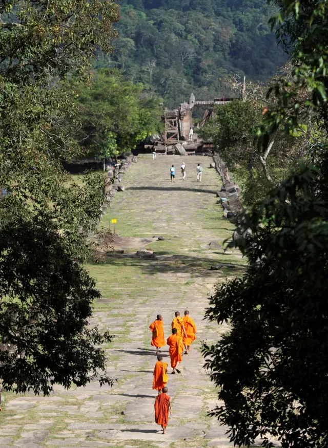 थाईल्यान्ड-क्याम्बोडिया सीमामा अवस्थित प्रेह विहेयर मन्दिरमा भिक्षुहरू
