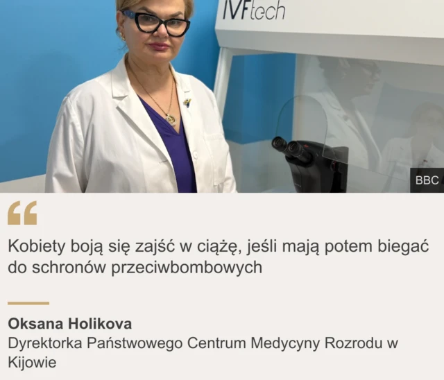 Kobieta o blond włosach w białym fartuchu i czarnych okularach.