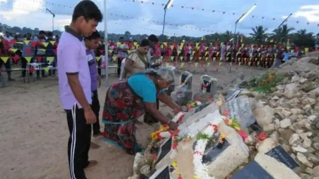 শ্রীলঙ্কার দীর্ঘ ২৬ বছরের গৃহযুদ্ধে এক লাখ নিহত এবং প্রায় তিন লাখ মানুষ বাস্তুচ্যুত হয়েছিল