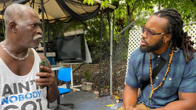 Frantz Lahans conversa com François Alexandre