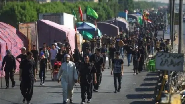 Muslimiin shiica ah oo Karbala u lugeynaya