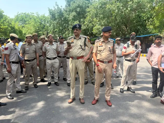 కాక్రోచ్ జనతా పార్టీ, దిల్లీ, నిరసనలు