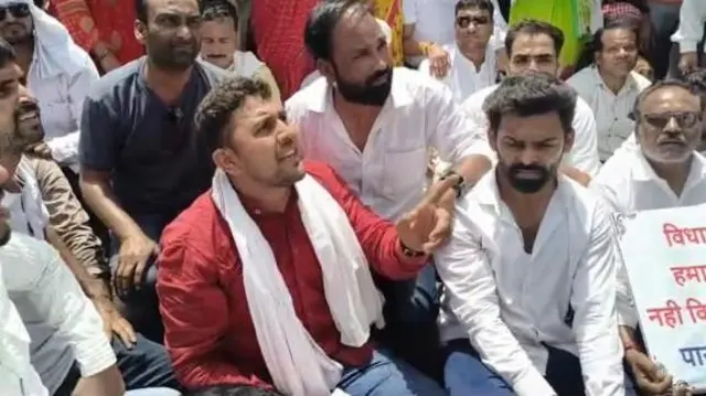 पुलिस ने पालदा चौराहे पर चक्का जाम करने पर एफ़आईआर दर्ज की है