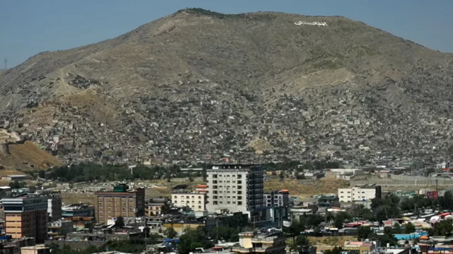 نمایی از شهر کابل با کوه شیردروازه