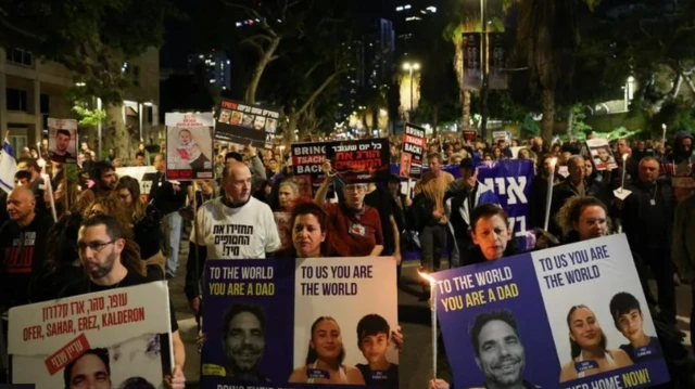 ঘটনার পর সরকারের প্রতি বাকি বন্দিদের নিরাপদে ফিরিয়ে দাবিতে রাস্তায় নেমে আসে হাজারও মানুষ