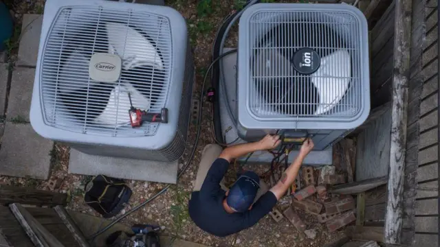 Электрик копается в кондиционере