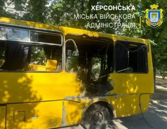 Пошкоджена ударом маршрутка