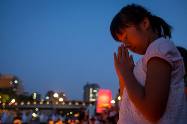 Una niña orando en Hiroshima