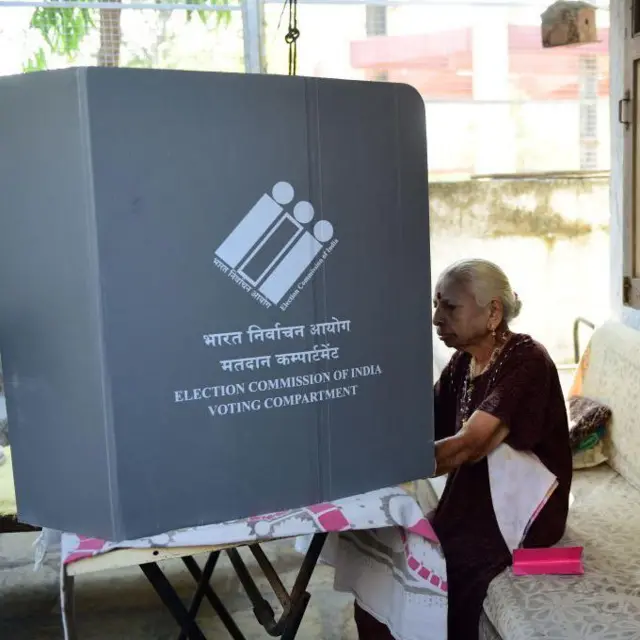 मतदान घरून होत असलं, तरी त्यात गुप्तता पाळली जाते.