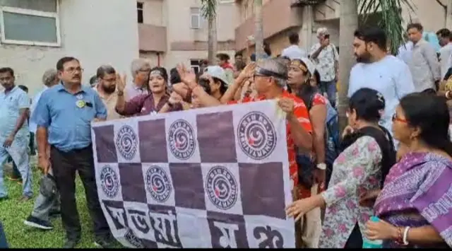 ঘটনার প্রতিবাদে দুর্গাপুরের ওই কলেজের বাইরে বিক্ষোভ দেখানো হচ্ছে। 