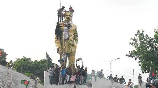 जुलाई 2024 में बड़े पैमाने पर आंदोलन के बाद अवामी लीग सत्ता से बेदखल हो गई थी