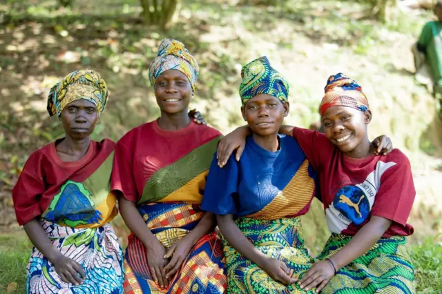 Rachelle Mugisha (uwa kabiri uvuye i bubamfu) imyaka 18 avuga ko kuva yinjiye muri uwo murwi ubuzima bwiwe bwahindutse