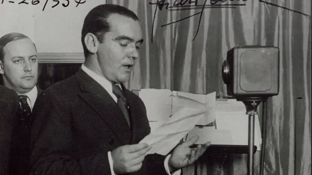 Federico García Lorca leyendo ante el micrófono de Radio Stentor, Buenos Aires, 1934.