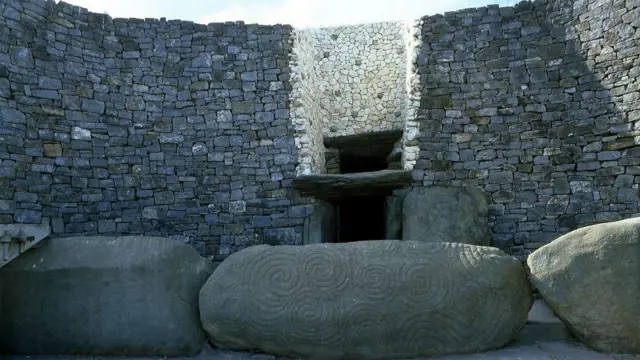 Monumento de pedras em Newgrange, na Irlanda