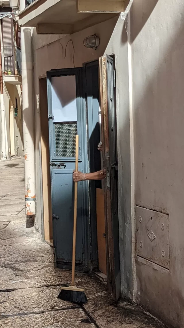 Qapının arxasında silkələnən süpürgə