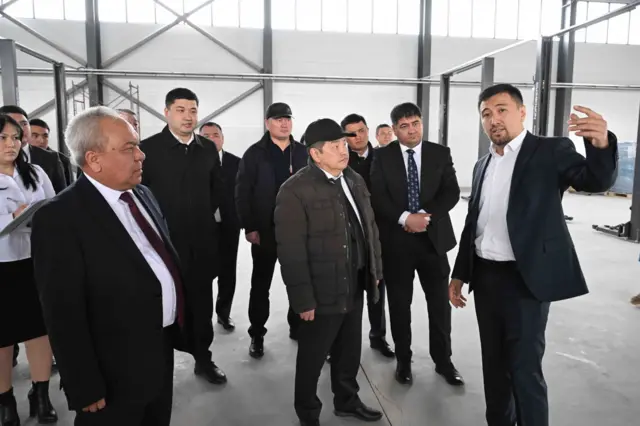 Акылбек Жапаров заводдун курулушу менен таанышууда