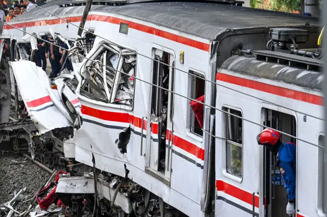 Petugas mengamati gerbong KRL Commuterline dan KA Argo Bromo Anggrek relasi Gambir-Surabaya Pasar Turi pascakecelakaan di Stasiun Bekasi Timur, Bekasi, Jawa Barat, Selasa (28/4/2026). 