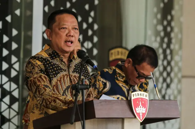 Dalam keterangannya, Febrie mengatakan tetap menghormati setiap proses penegakan hukum yang dilakukan aparat penegak hukum yang sesuai dengan ketentuan hukum acara yang berlaku serta menegaskan hingga saat ini dirinya masih menjalankan tugas dan Jampidsus tetap fokus untuk penyelesaian pemberkasan perkara khususnya yang menjadi perhatian publik.