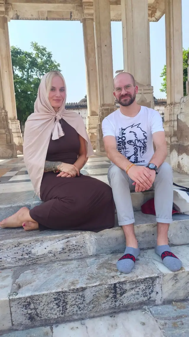 ચેક રીપબ્લીક દેશથી સરખેજ રોજાની મુલાકાતે આવેલ આદમ અને તેમના સહકર્મી તેરેઝા