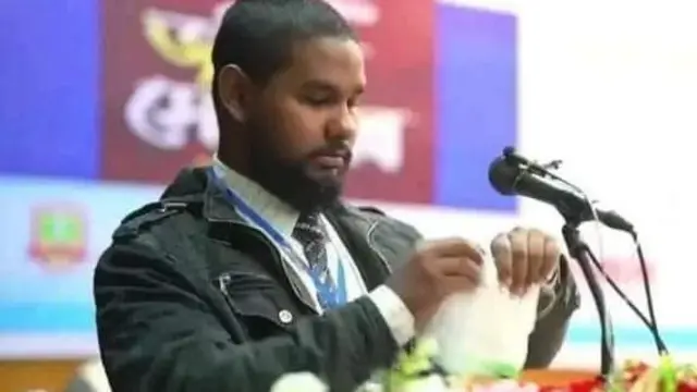 ভাইরাল ভিডিওতে আসিফ মাহতাবকে বইয়ের পাতা ছিঁড়তে দেখা যায়