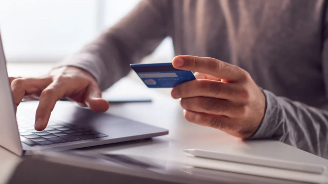 Homem fazendo compra online com cartão 