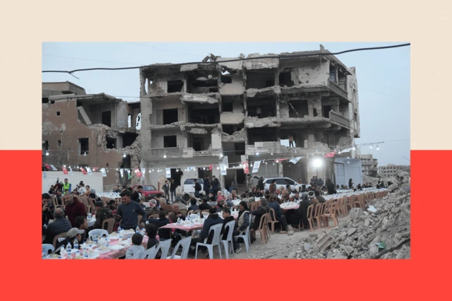 Turkiya elchixonasining Suriyadagi vaqtinchalik ishlar vakili 2025-yil 4-mart kuni Damashqning vayron bo‘lgan Qabun tumanida o‘tkazilgan iftorda ishtirok etdi