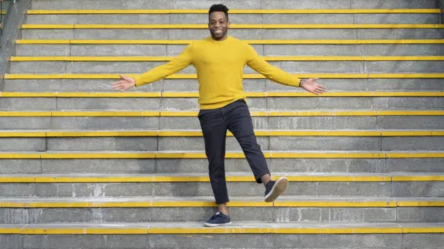 Un homme devant des escaliers