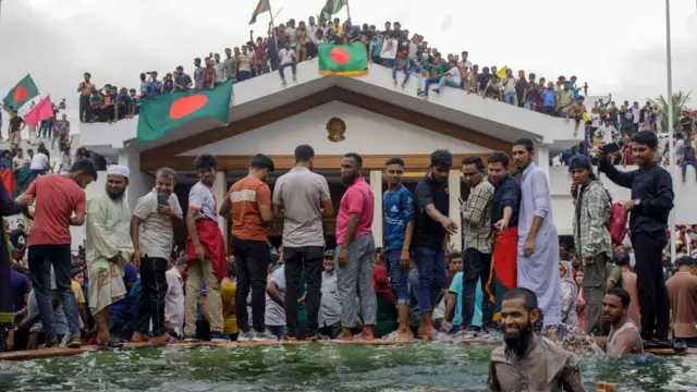 শেখ হাসিনার বিদায়ের পর প্রধানমন্ত্রী কার্যালয়ে উচ্ছ্বসিত আন্দোলনকারীরা