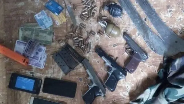 አባ ቶርቤ አባላት ናቸው ከተባሉት ላይ ሁለት ቦምብ፣ ሶስት ሸጉጦች፣ ድምጽ አልባ መሳሪያዎች እና የቀድሞ የአገር መከላከያ ሠራዊት አልባሳት ተገኝተውባቸዋል ተብሏል።