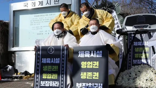 헬스클럽관장연합회 소속 회원들이 생존권 보장을 촉구하며 삭발을 하고 있다