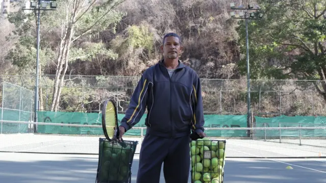 Elkin Caro en una pista de tenis.