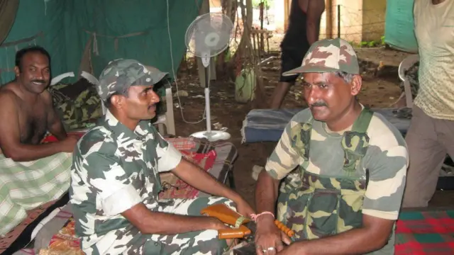 శిబిరంలో భద్రతా దళ సభ్యులు