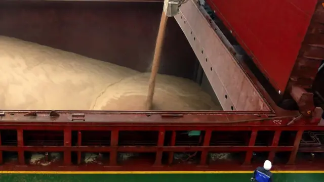 سفينة تُحمل بالقمح المتجه إلى كينيا وإثيوبيا في ميناء أوديسا (فبراير/ شباط 2023)