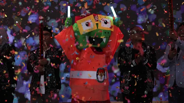 Maskot Pemilihan Kepala Daerah (Pilkada) Surabaya 2024 bernama Si Mbois beraksi saat peluncurannya di Surabaya, Jawa Timur, Jumat (26/7/2024). Komisi Pemilihan Umum Kota Surabaya mengenalkan maskot itu dengan akronim Siap Memilih dan Berdemokrasi Untuk Surabaya (Si Mbois) yang menjadi sarana sosialisasi kepada masyarakat untuk menyukseskan Pilkada Surabaya 2024.