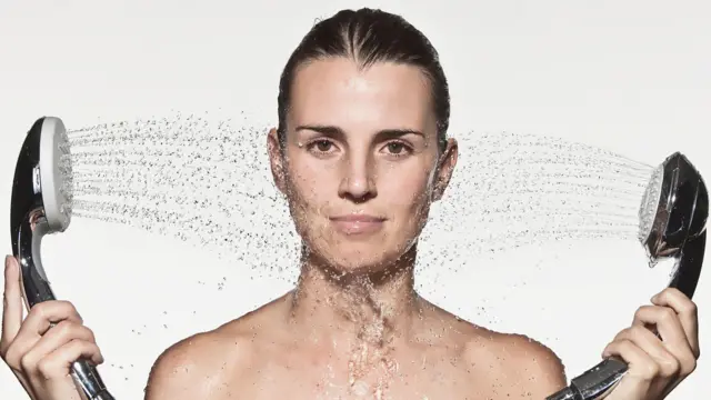 तुमच्या शॉवरमध्ये अब्जावधी बॅक्टेरिया लपलेले असतात जे तुमच्या चेहऱ्यावर हल्ल्याची वाट पाहत असतात. तुम्ही काळजी करायला हवी का?