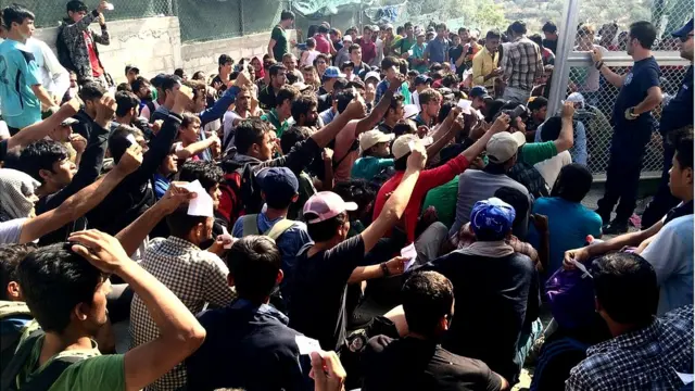 Migrantes esperando en campo de refugiados