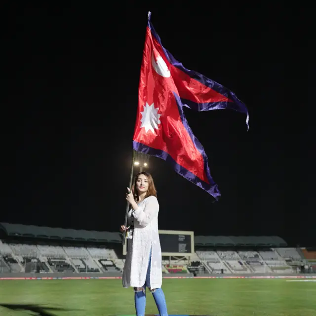 त्रिशाला गुरुङ नेपालको झन्डासहित मञ्चमा