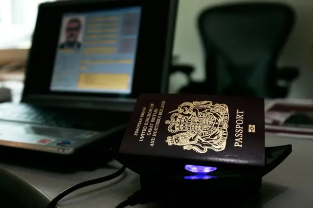 Pasaporte británico en un control de inmigración.