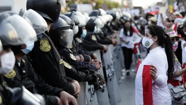 Mulher diantevinicius nogueira betesportepoliciaisvinicius nogueira betesporteprotesto no Peru