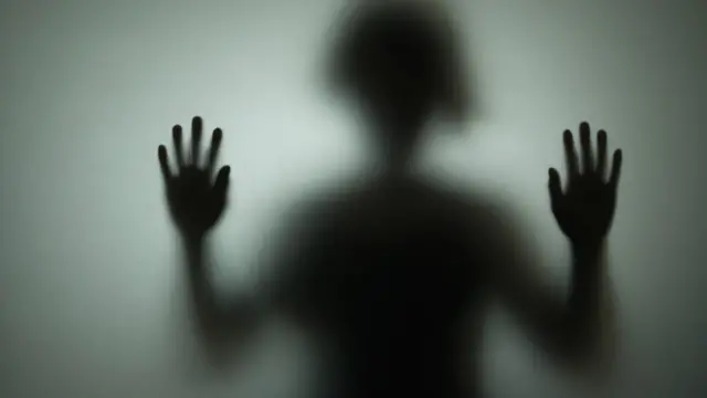 ህጻን ልጅ ከመስታወት ጀርባ